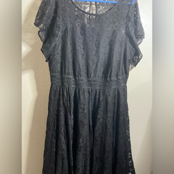 Lacey black Torrid dress with flared sleeves - Picture 2 of 3